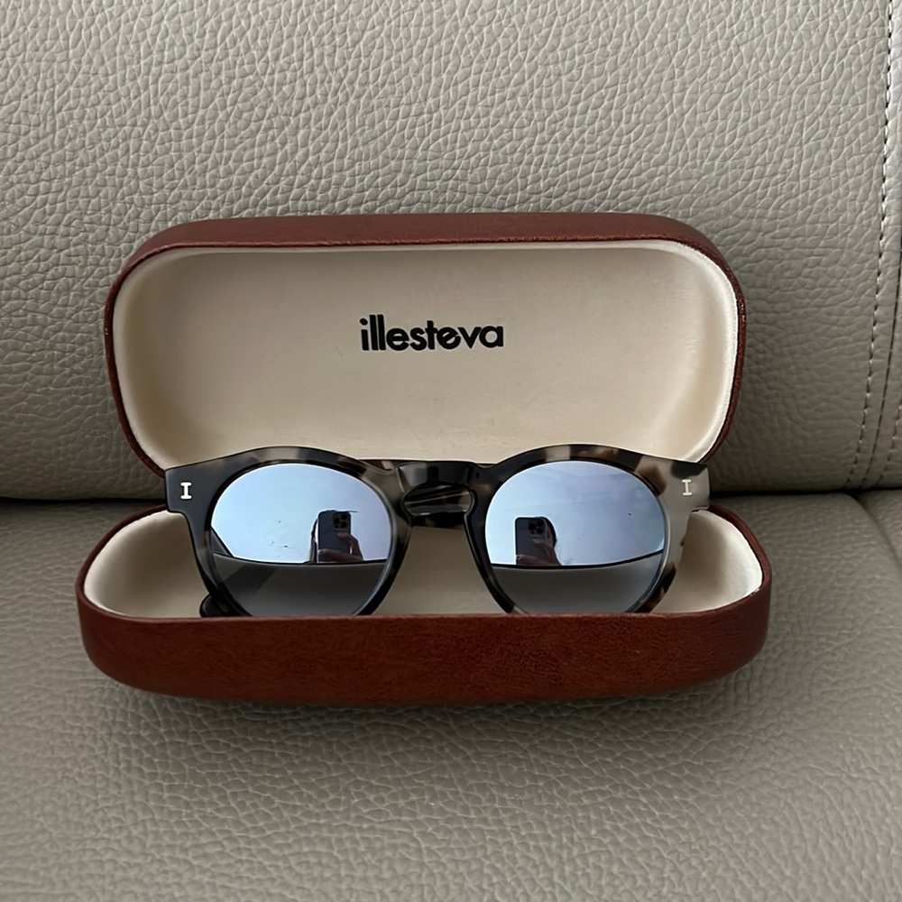 Illesteva Leonard Sunglasses - White tortoise w/ silver mirror